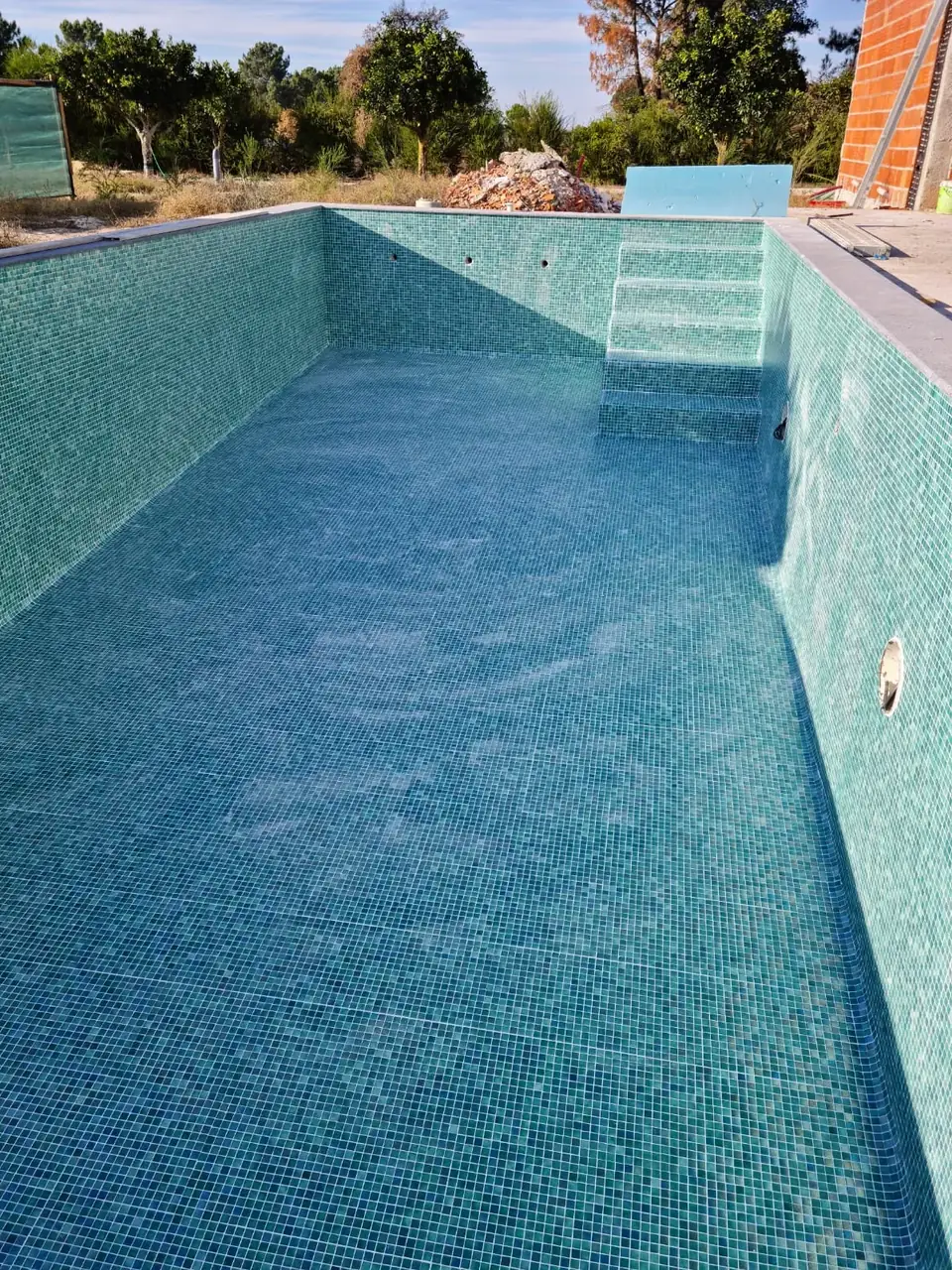 Piscina revestida com mosaico cerâmico