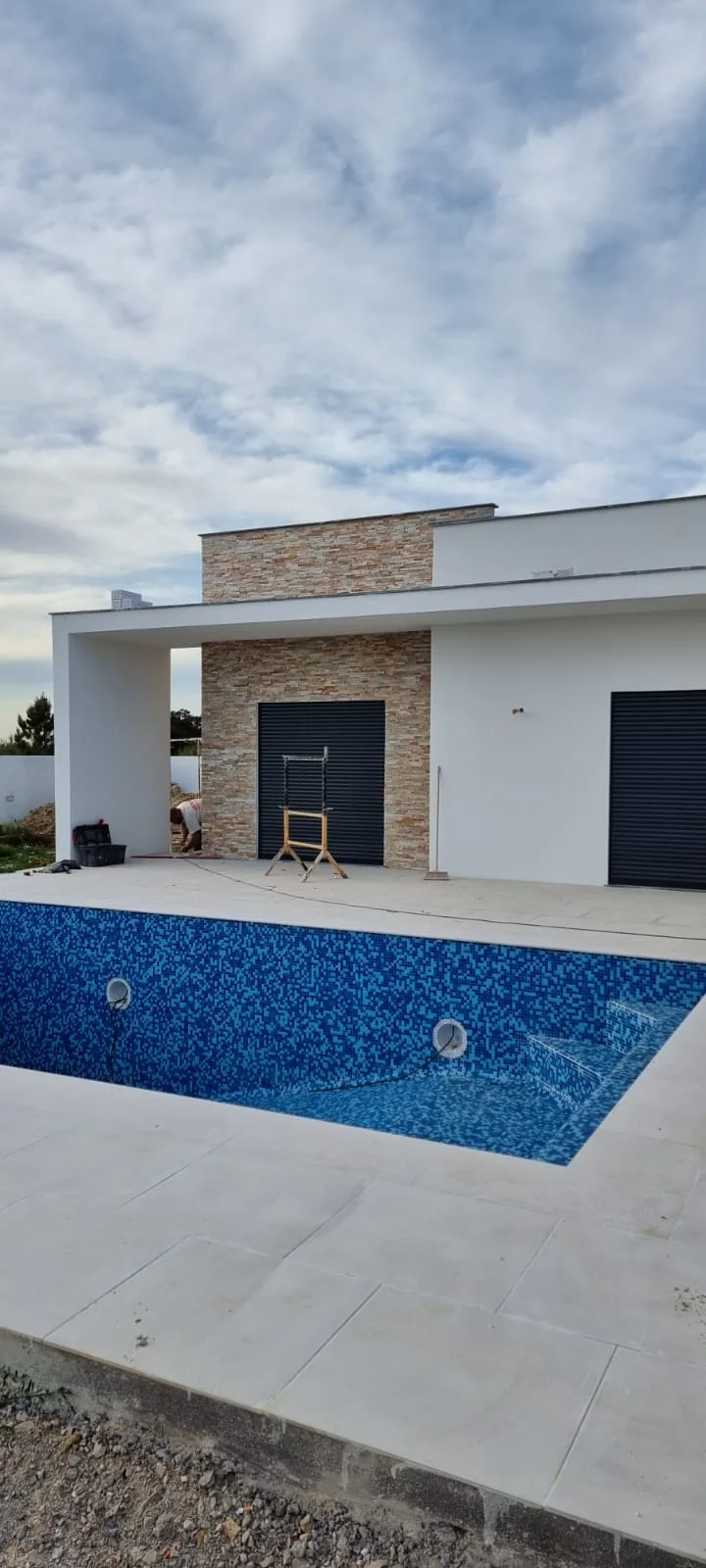 Aplicação de revestimento exterior numa moradia com piscina