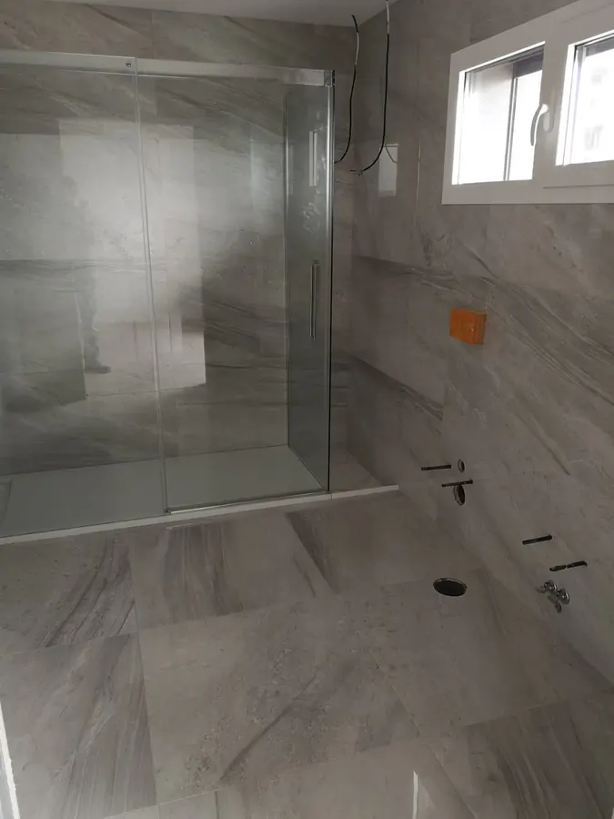 Casa de banho revestida com cerâmica de efeito mármore