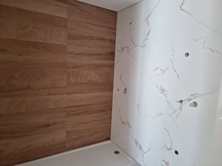 Revestimento de casa de banho com efeito madeira e mármore