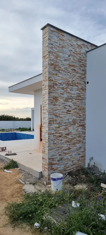 Pilar exterior revestido com pedra cerâmica