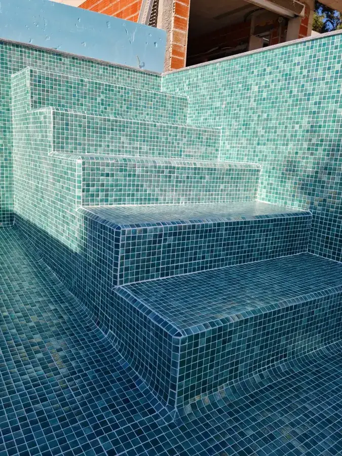 Banco e escadas de piscina revestidos em mosaico