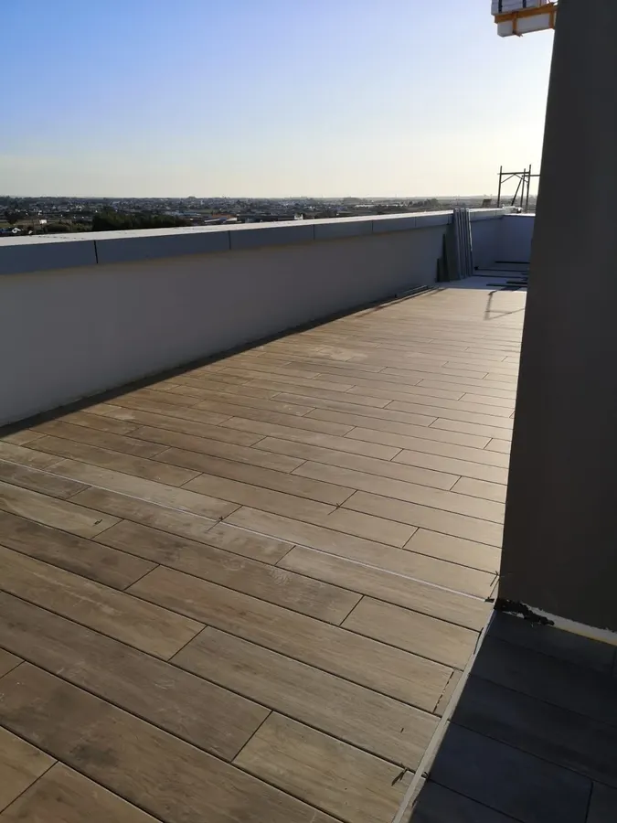 Terraço exterior com pavimento cerâmico efeito madeira
