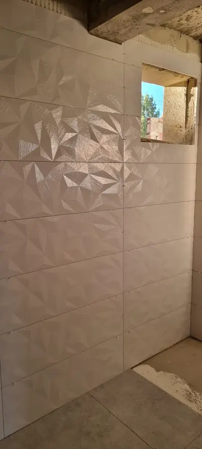Parede decorativa com cerâmica tridimensional